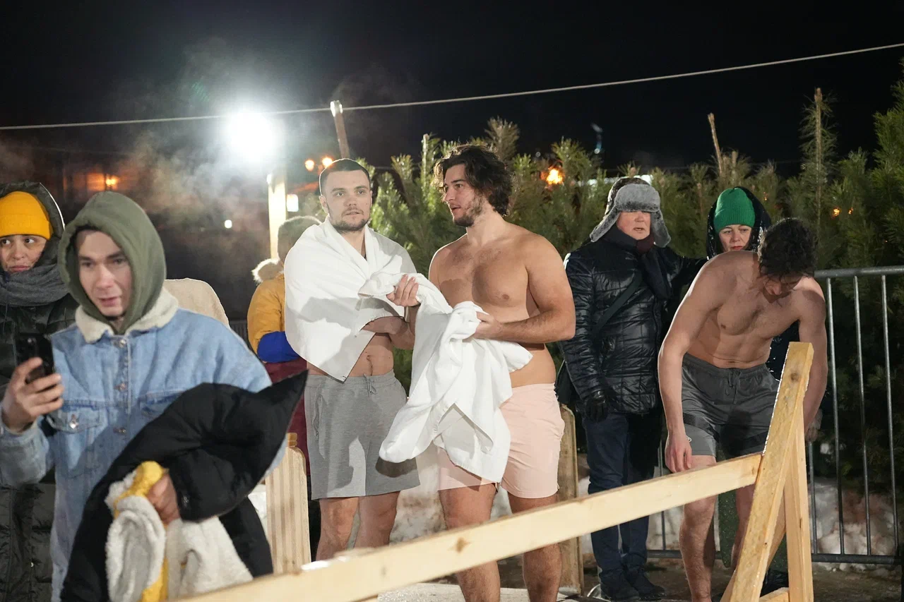 Фоторепортаж: жители Самары отпраздновали Крещение в купели на Полевом спуске