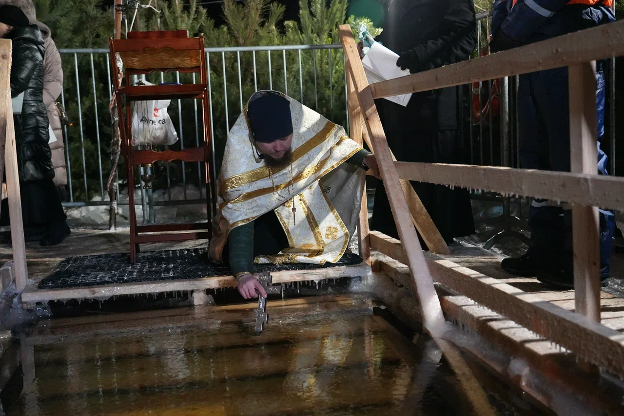Фоторепортаж: жители Самары отпраздновали Крещение в купели на Полевом спуске