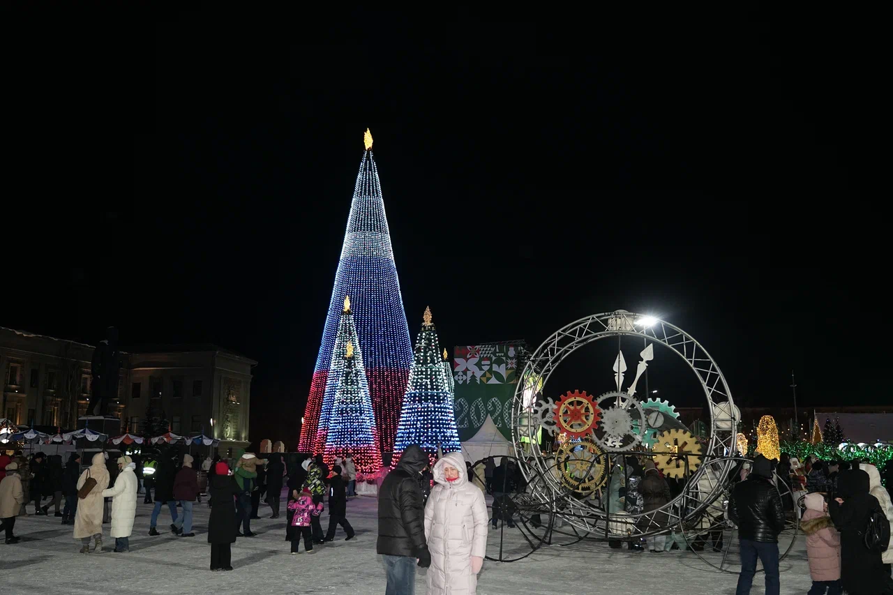Фотографии: как отпраздновали Новый год на площади Куйбышева в Самаре Фотографии: как отпраздновали Новый год на площади Куйбышева в Самаре