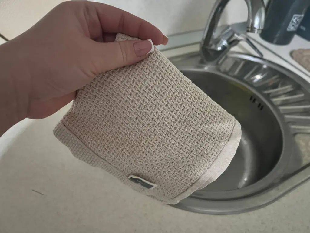 Насыпаю на пятна и оставляю на 15 минут — и полотенца опять в строю: даже застарелый жир не страшен