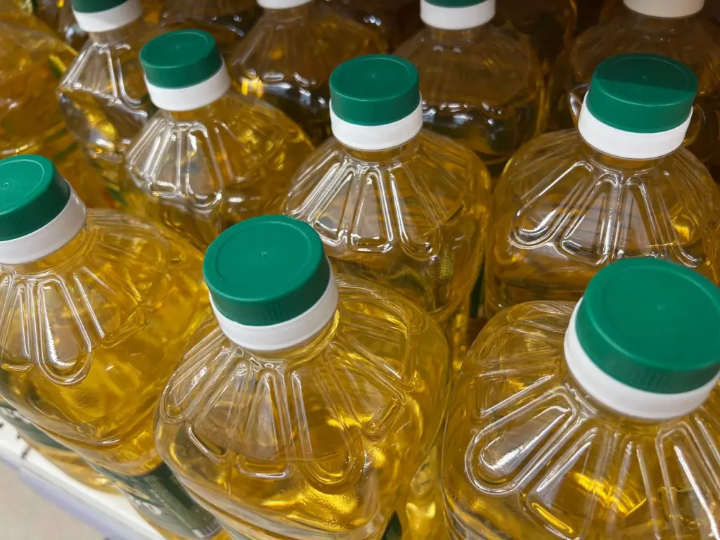 Это масло покупайте по 3 бутылки: в Роскачестве выявили лучшие марки подсолнечного масла для блинов на Масленицу