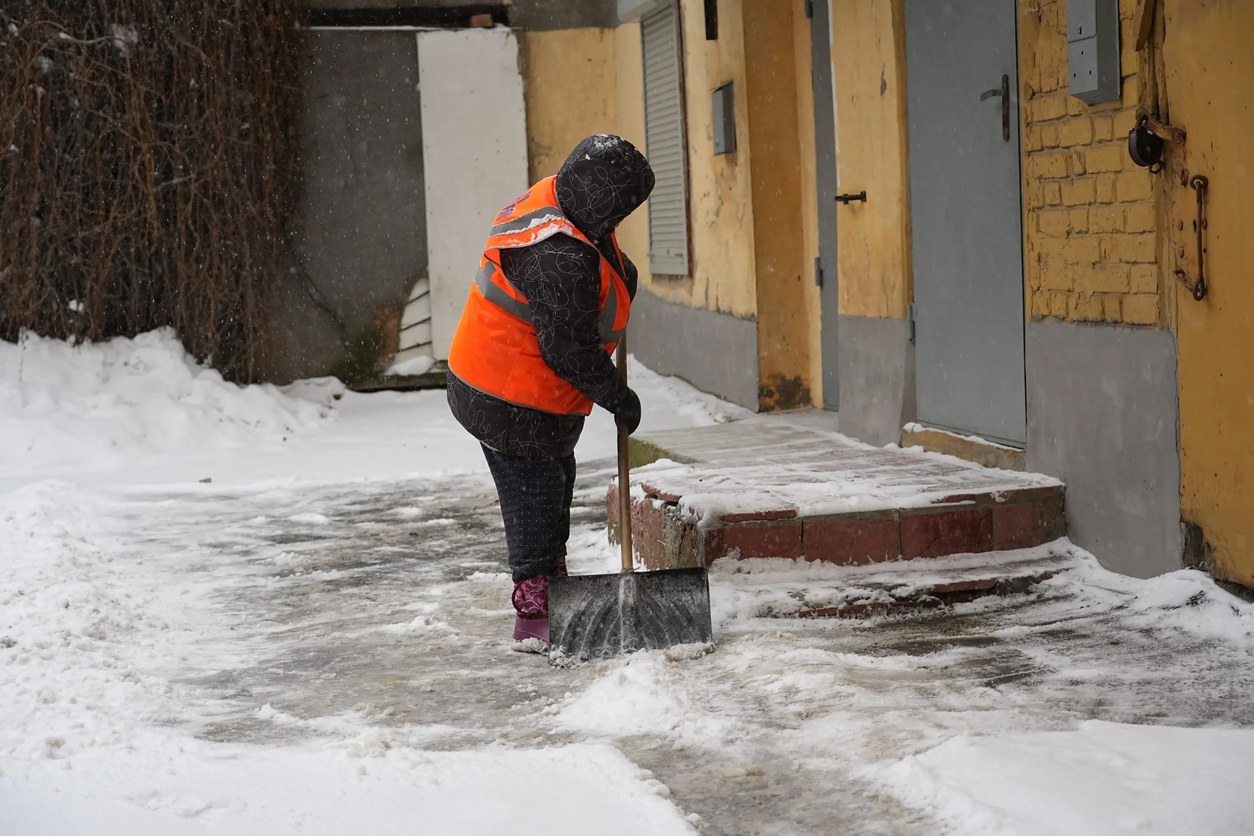 В двух районах Самары была проведена проверка очистки крыш от снега и наледи