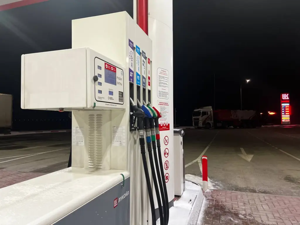 Власти решили залить АЗС бензином по новой схеме. Стало известно, снизятся ли цены?