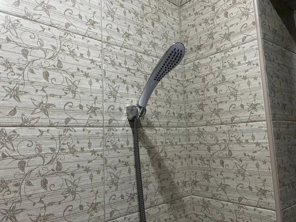 Швы между плиткой станут белыми: использую 1 лайфхак — гарантировано работает даже в старых домах с черной затиркой