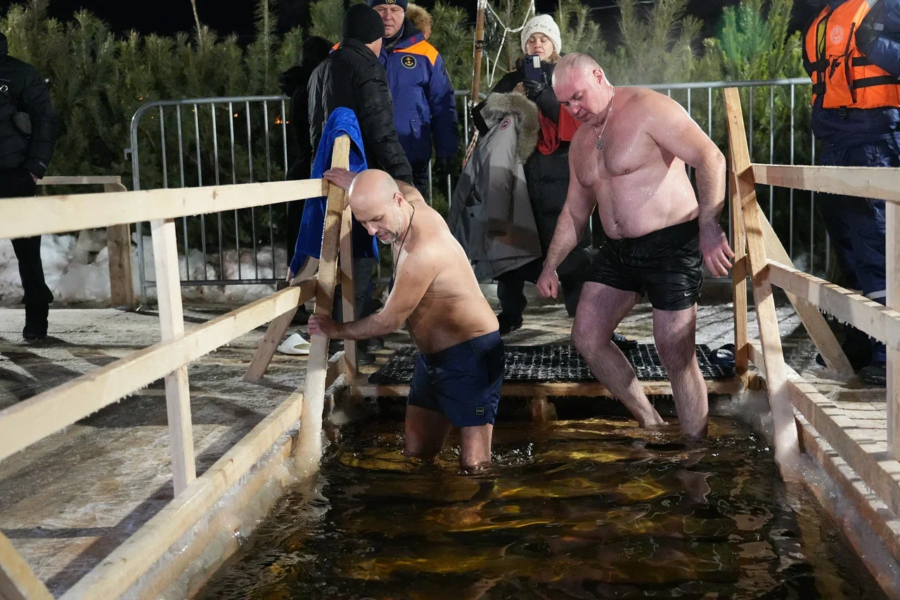 Фоторепортаж: жители Самары отпраздновали Крещение в купели на Полевом спуске