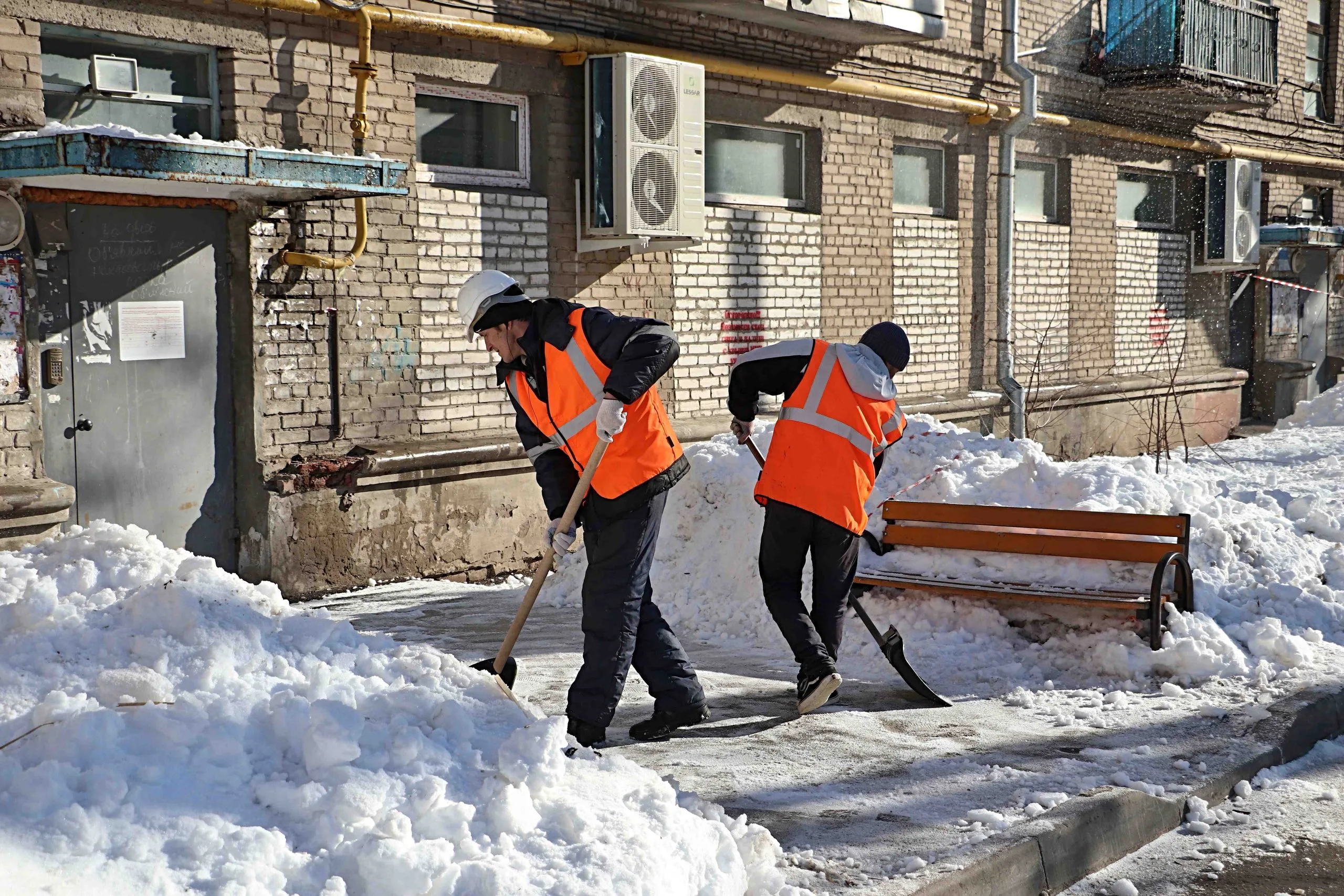 Прокуратура добилась уборки снега и наледи во дворах Куйбышевского района Самары Прокуратура добилась уборки снега и наледи во дворах Куйбышевского района Самары