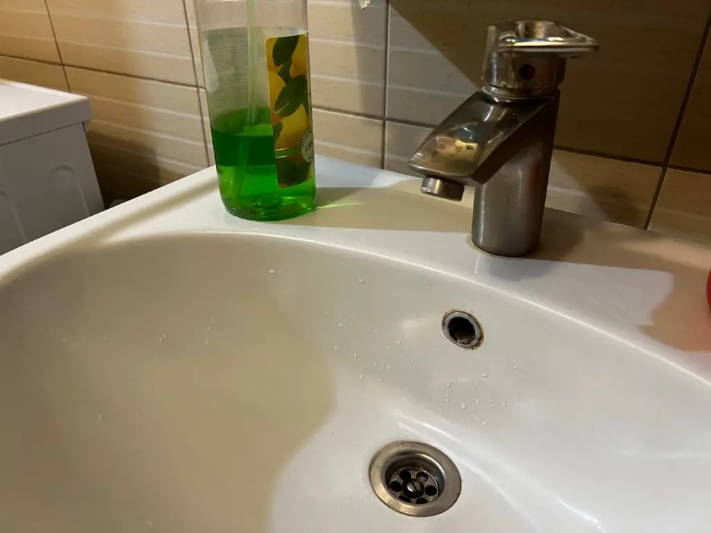 Всего 2 ложки – и самый сложный засор вылетит в канализацию со свистом: ни едкой химии, ни мучений с вантузом – секрет от сантехника