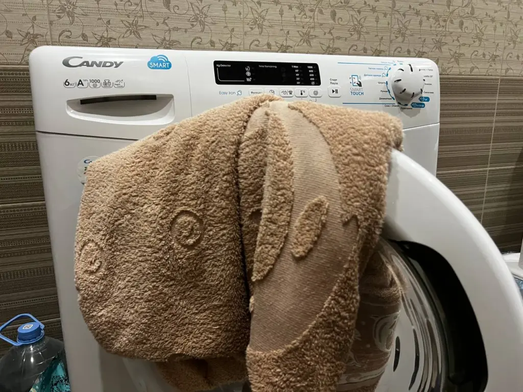 Засыпала всего-то одну ложку в машинку, и даже старые “деревянные” полотенца стали мягче новых