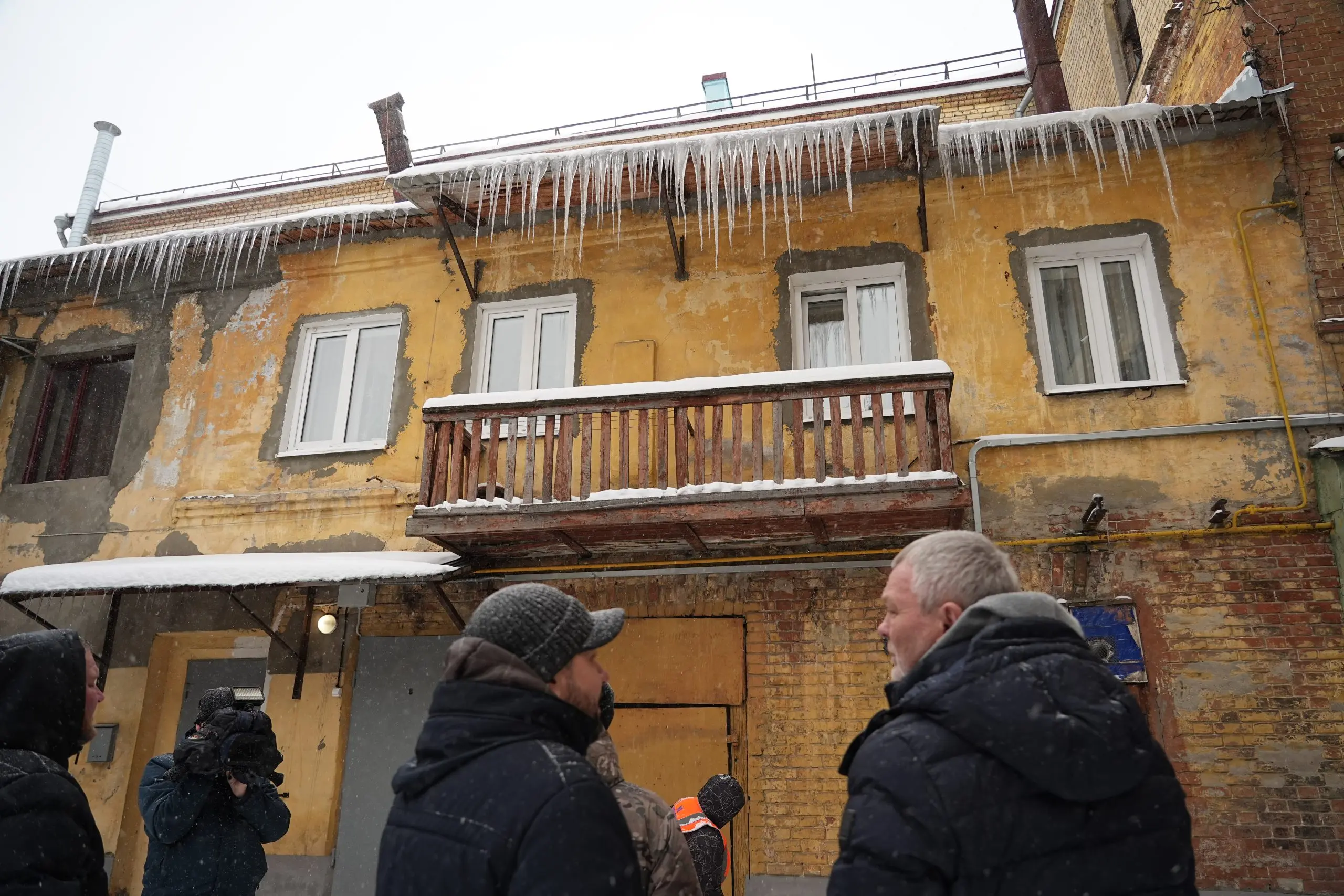 В двух районах Самары была проведена проверка очистки крыш от снега и наледи