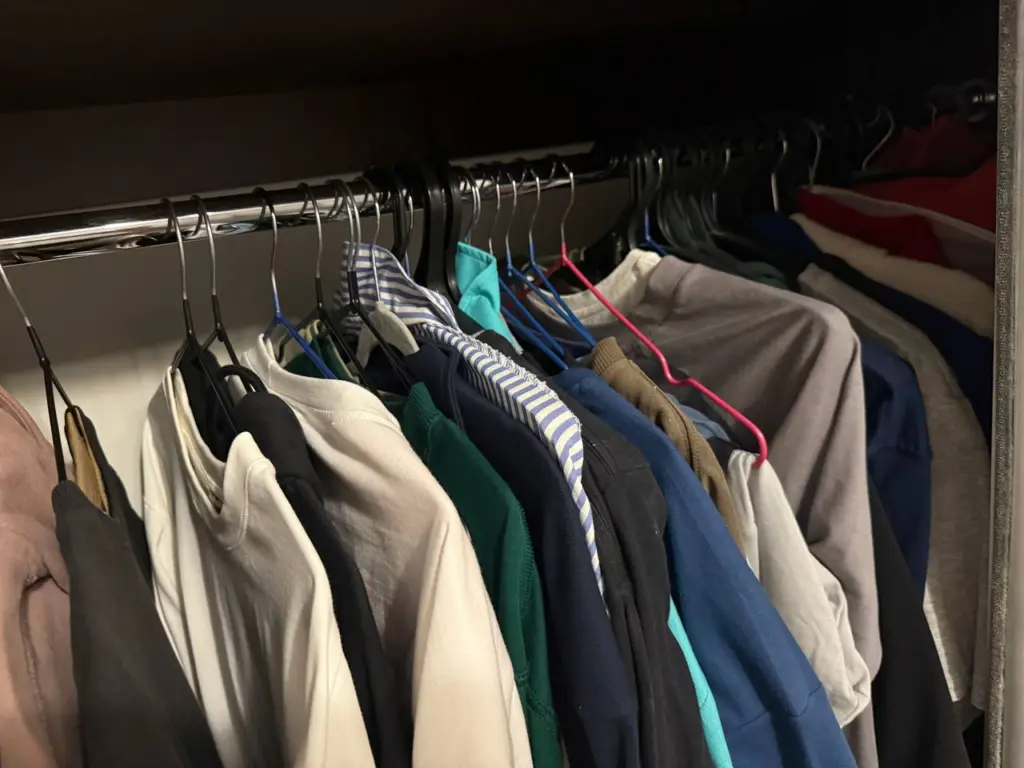 Один простой способ— и затхлый запах в шкафу исчез: работает на все 100%