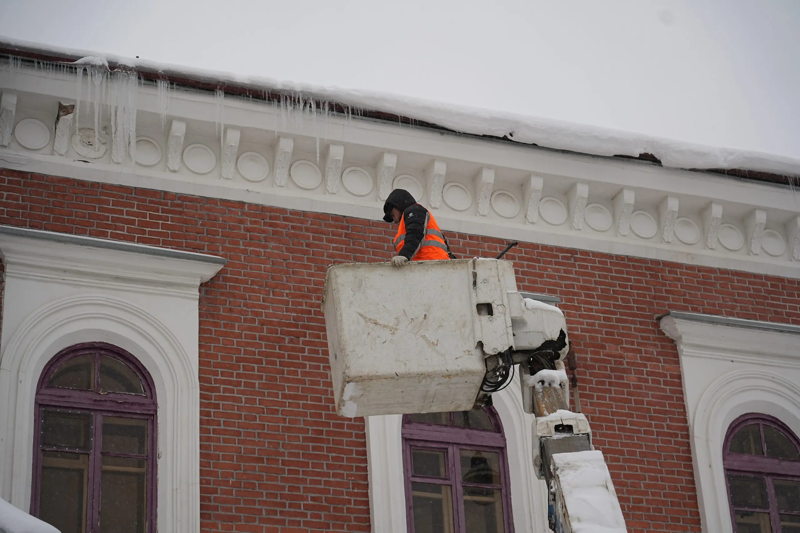 В двух районах Самары была проведена проверка очистки крыш от снега и наледи