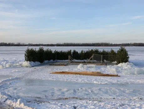 Фото: какой вид имеет купель для крещения на Полевом спуске 14 января