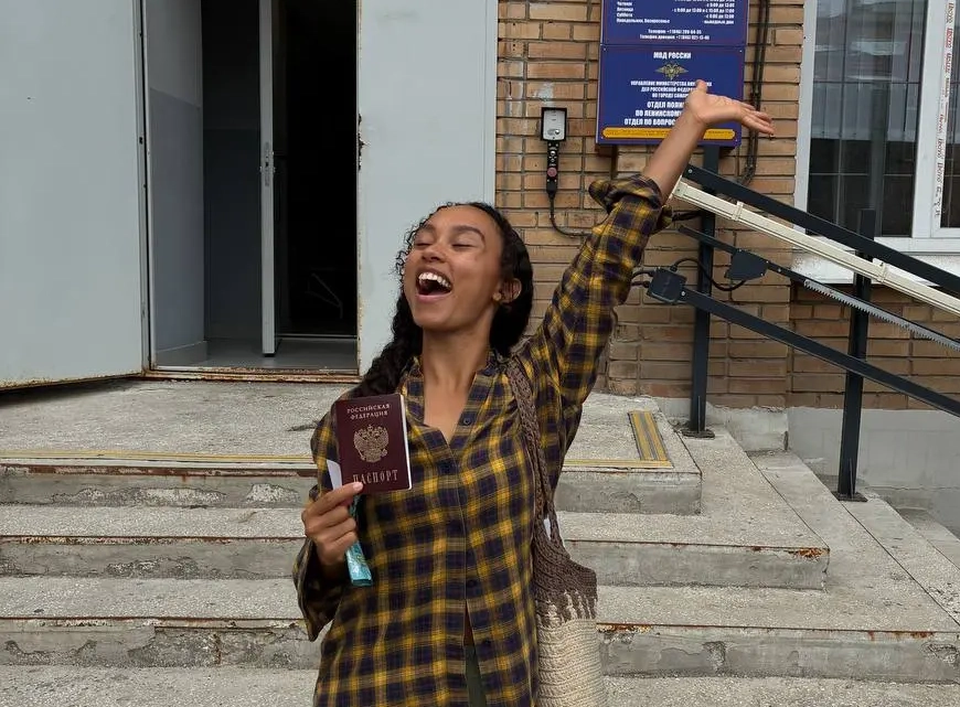 Девушка из Лос-Анджелеса переехала в Самару и получила российский паспорт Девушка из Лос-Анджелеса переехала в Самару и получила российский паспорт