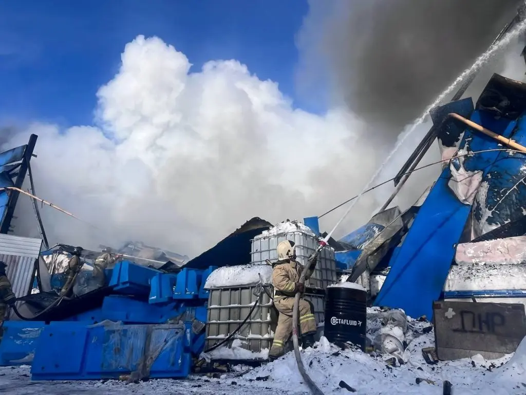 На промышленном объекте в окрестностях Самары разразился мощный пожар