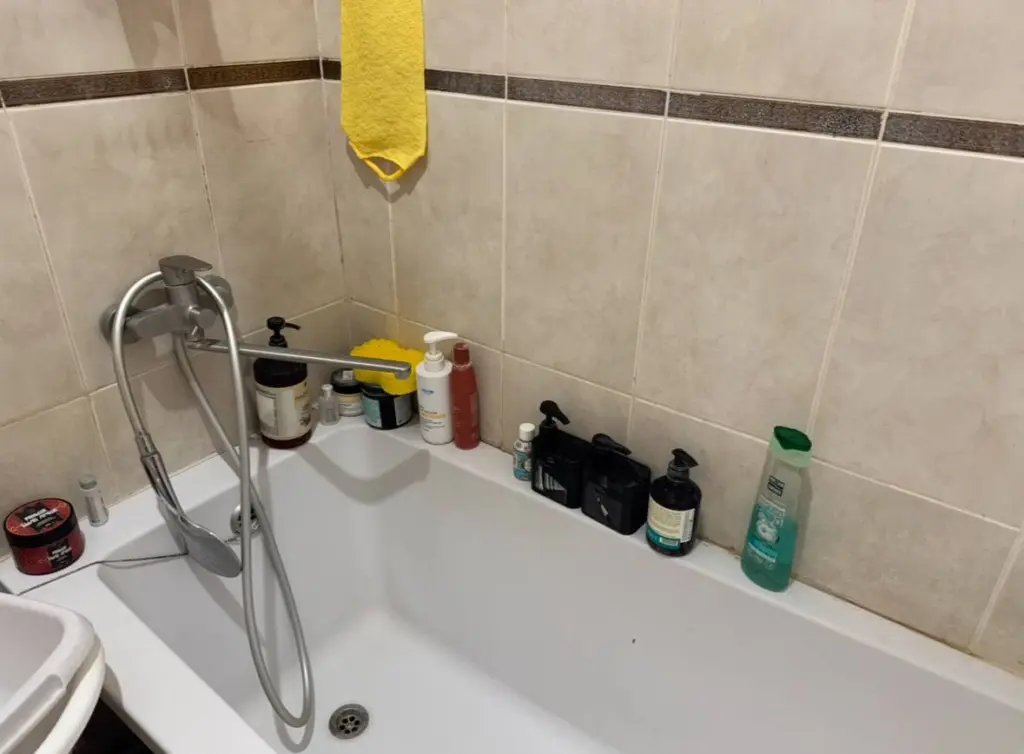 Плеснула на тряпку эту жидкость из холодильника — и за 5 минут жёлтые разводы на ванне исчезли без следа.