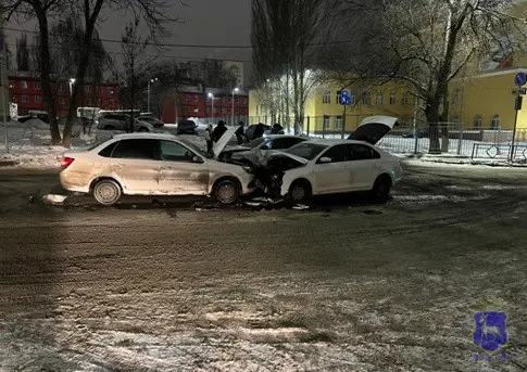 Один человек пострадал при столкновении трех автомобилей в Самаре Один человек пострадал при столкновении трех автомобилей в Самаре