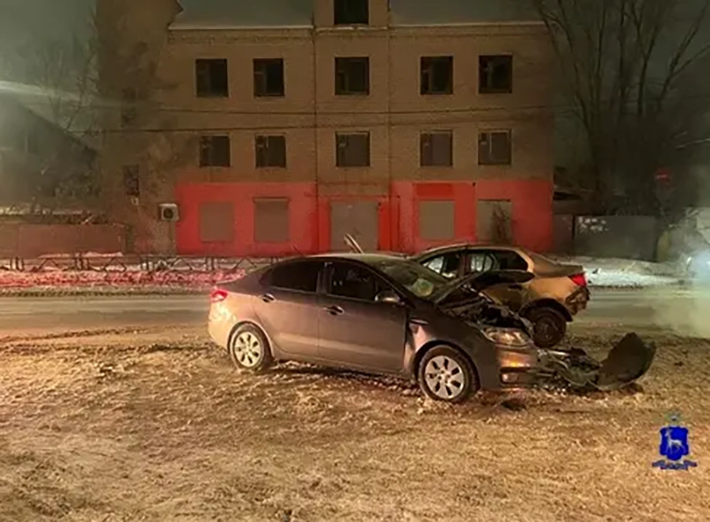 Renault Logan вылетел на встречку через снежный вал в Самаре Renault Logan вылетел на встречку через снежный вал в Самаре