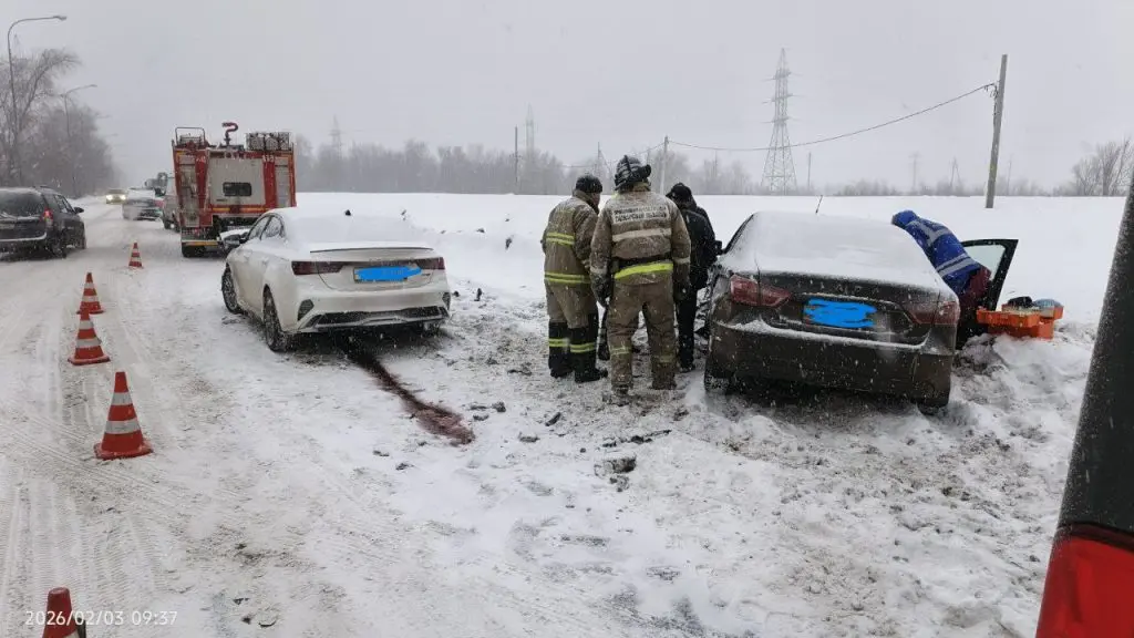 В результате лобового столкновения автомобилей в Самарской области пострадали три человека