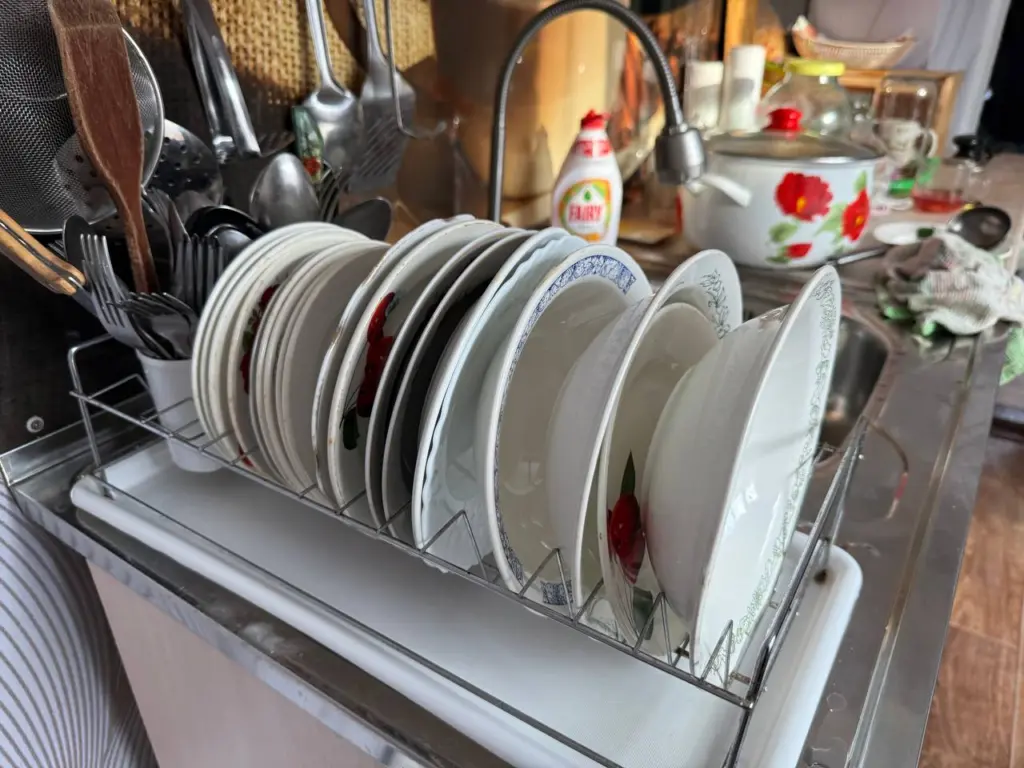 Сушилка на столе прошлый век: 1 незаметный трюк возвращает кухне порядок и свободное пространство