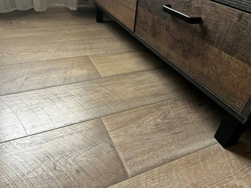 Стоит дёшево, а на выходе как с подогревом: пол теплый даже в ванной – стелить 7 минут, а служит вечно