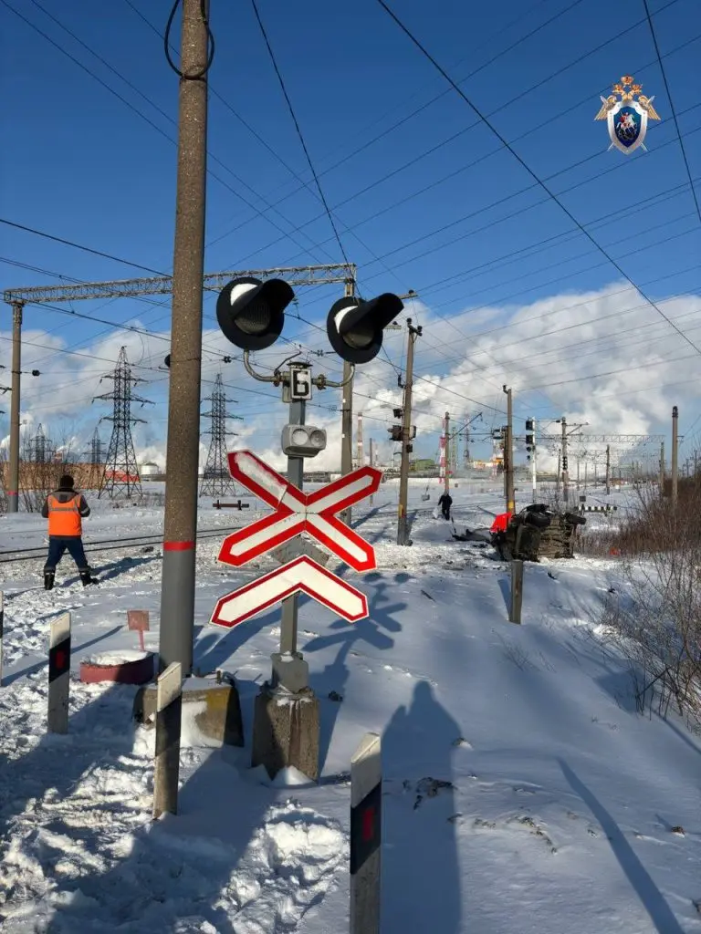Появились снимки инцидента между «Ласточкой» и «Нивой» на железнодорожном переезде в окрестностях Самары