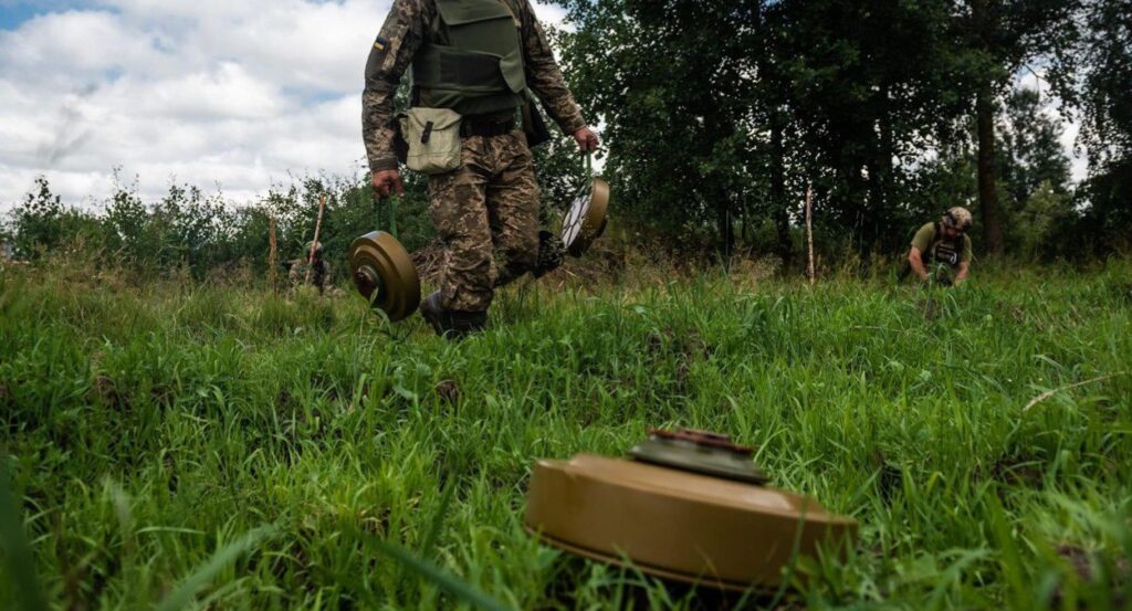 SHOT: Взвод ВСУ подорвался на своей же заминированной тропе под Курском