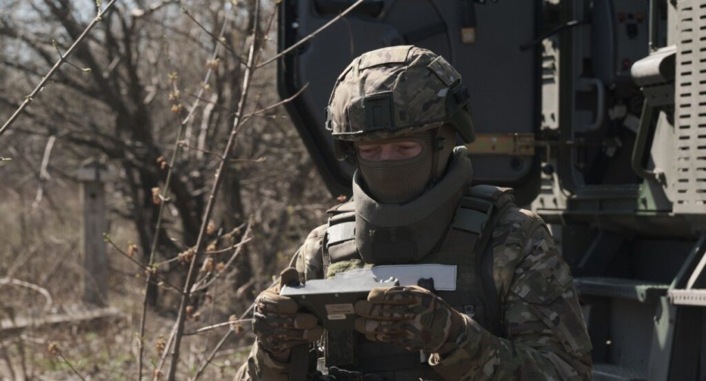 Оператор FPV-дрона поразил бойцов ВСУ через дверь полуподвального помещения